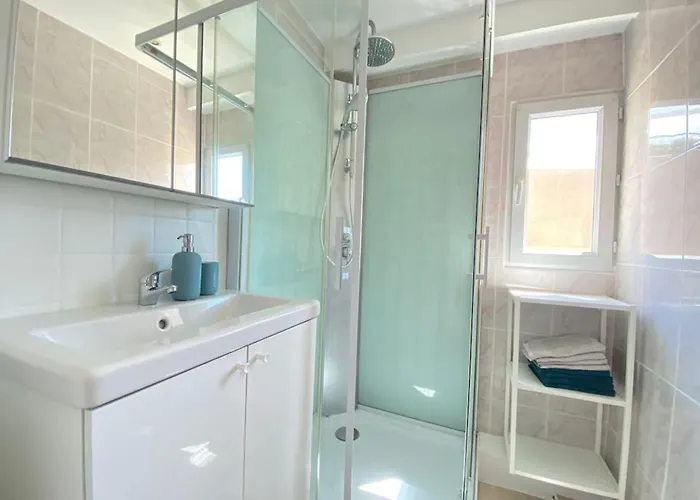 06at2 - Cosy Seaside T2 Ideally Located *